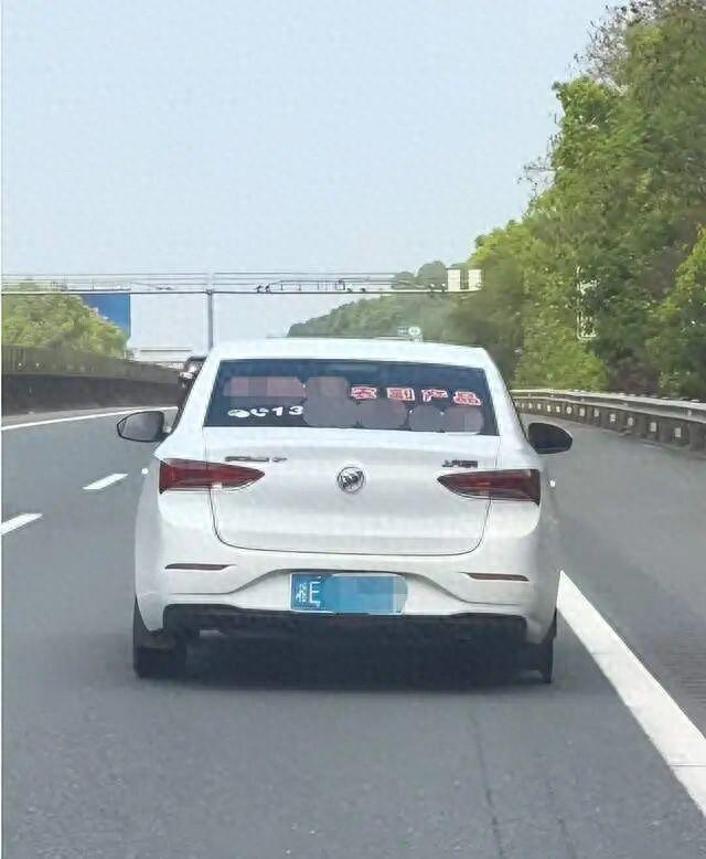 車主回應(yīng)開車輪胎磨剩輪轂